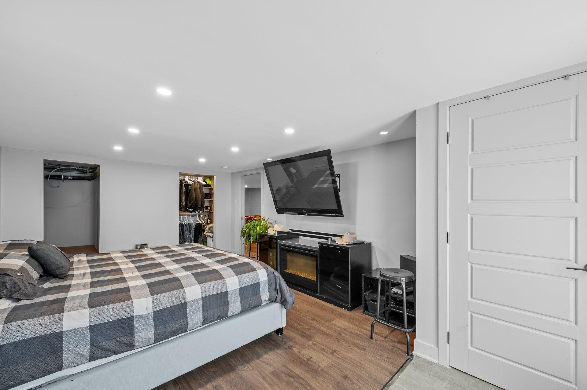 









32


Av. Byette

,
Sainte-Agathe-des-Monts,




QC
J8C2R4


