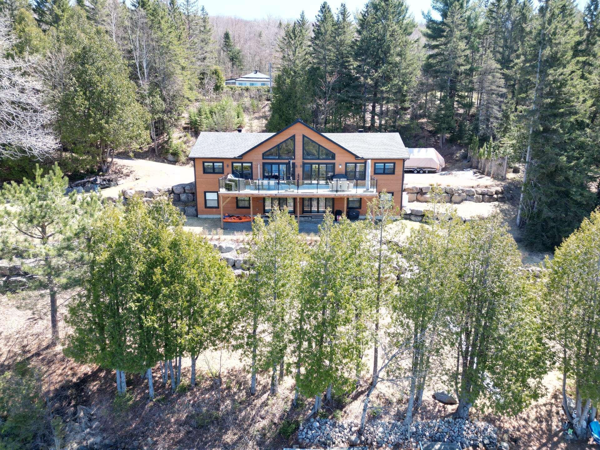 









6990

 - 6992


Ch. du Lac-Labelle

,
Labelle,




QC
J0T1H0

