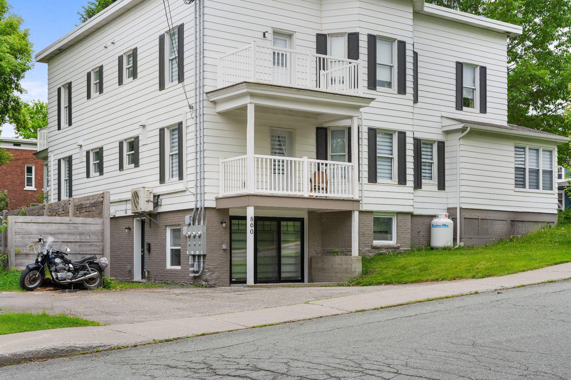 









860


Rue du Général-De Montcalm

,
Sherbrooke (Les Nations),




QC
J1H1J3

