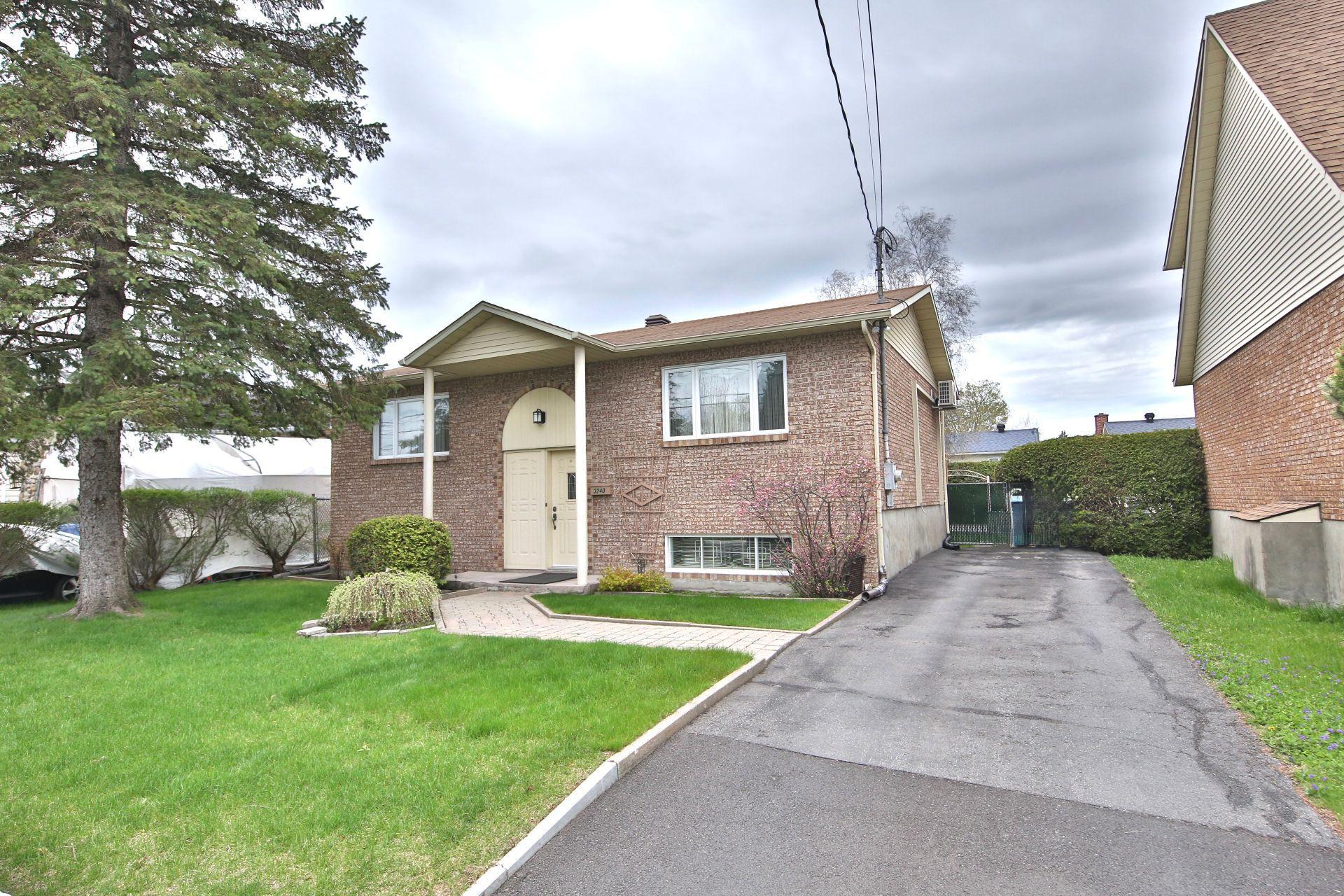 









3240


Rue du Collège

,
Longueuil (Saint-Hubert),




QC
J3Y5R8

