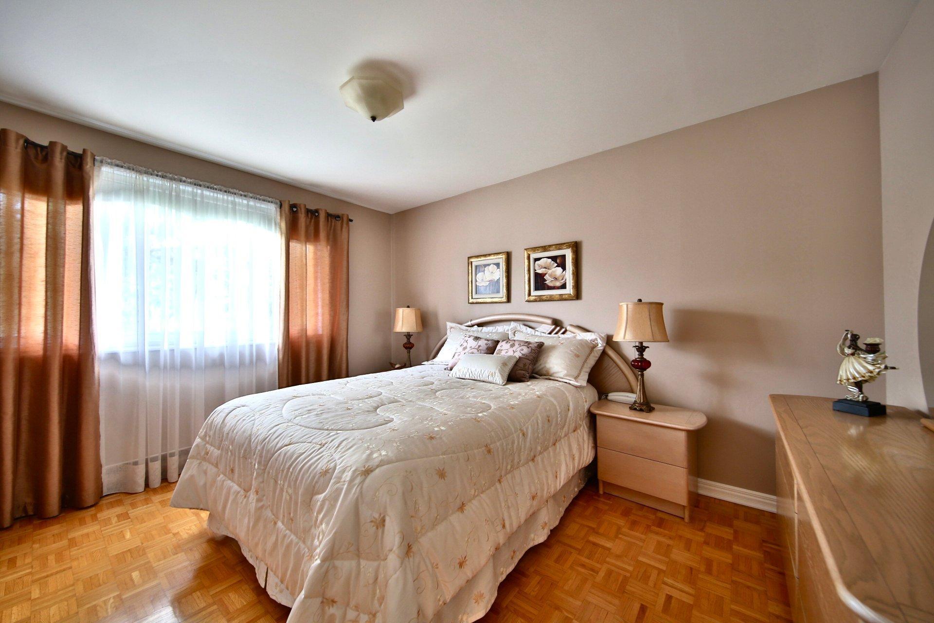 









3240


Rue du Collège

,
Longueuil (Saint-Hubert),




QC
J3Y5R8

