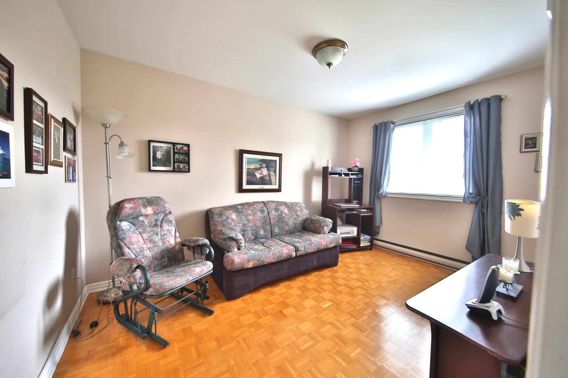 









3240


Rue du Collège

,
Longueuil (Saint-Hubert),




QC
J3Y5R8

