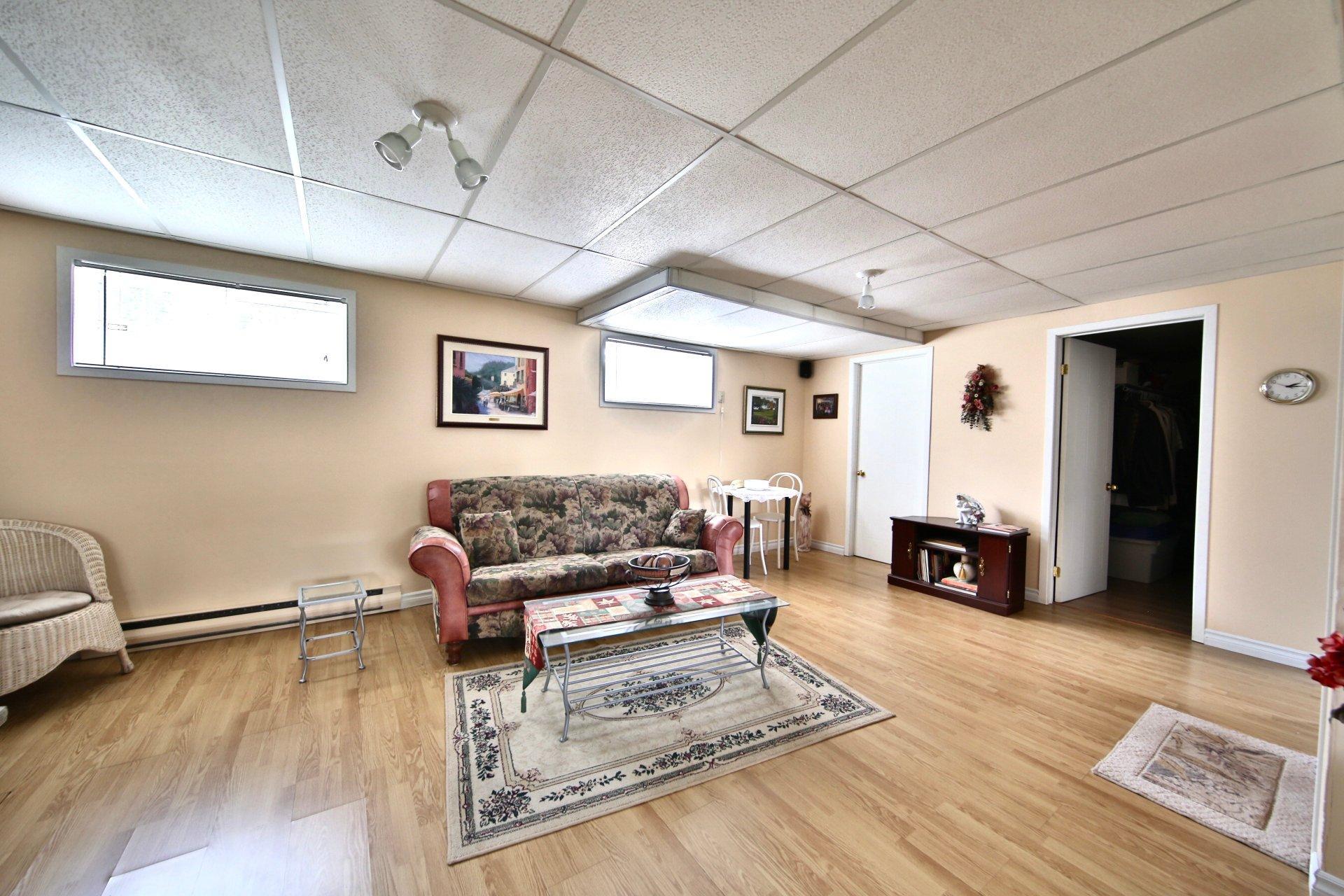 









3240


Rue du Collège

,
Longueuil (Saint-Hubert),




QC
J3Y5R8

