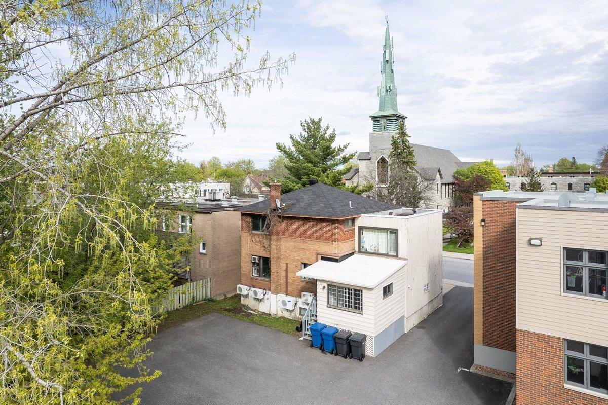 









235

 - 239


Rue De Gentilly O.

,
Longueuil (Le Vieux-Longueuil),




QC
J4H1Z5


