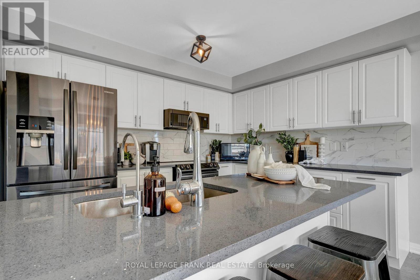 












48 CASPIAN SQUARE

,
Clarington (Bowmanville),




Ontario
L1C7G3

