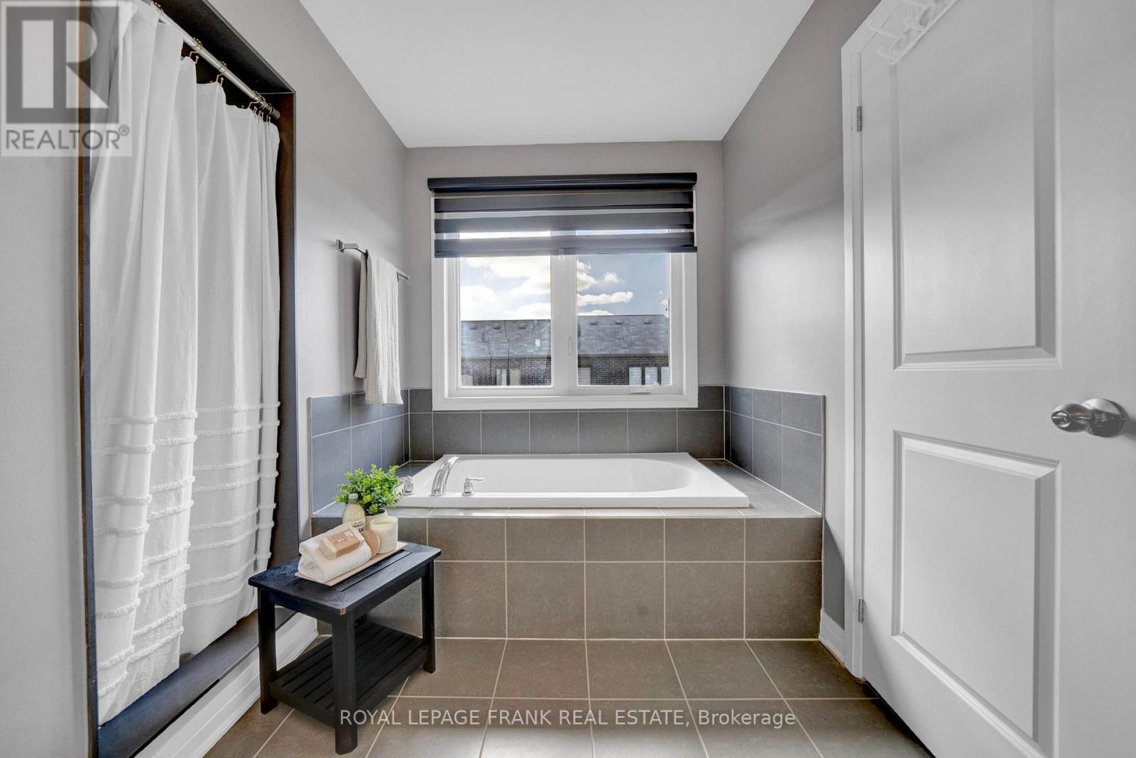 












48 CASPIAN SQUARE

,
Clarington (Bowmanville),




Ontario
L1C7G3

