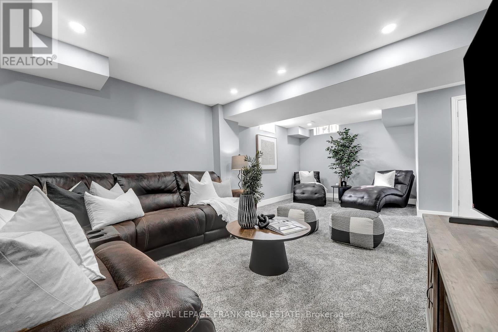 












48 CASPIAN SQUARE

,
Clarington (Bowmanville),




Ontario
L1C7G3

