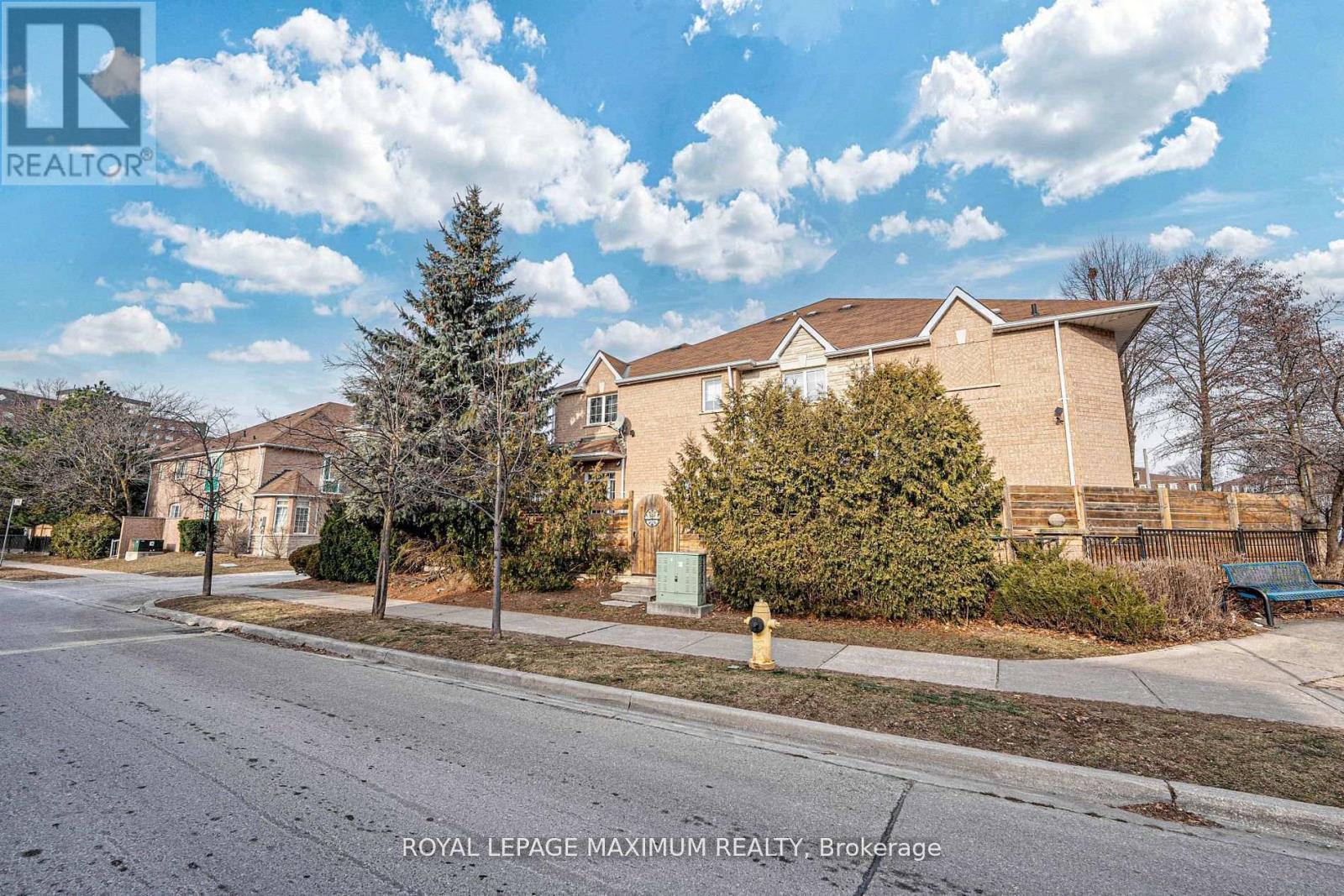 












21 PIONEER AVENUE

,
Toronto,




Ontario
M6M5H8

