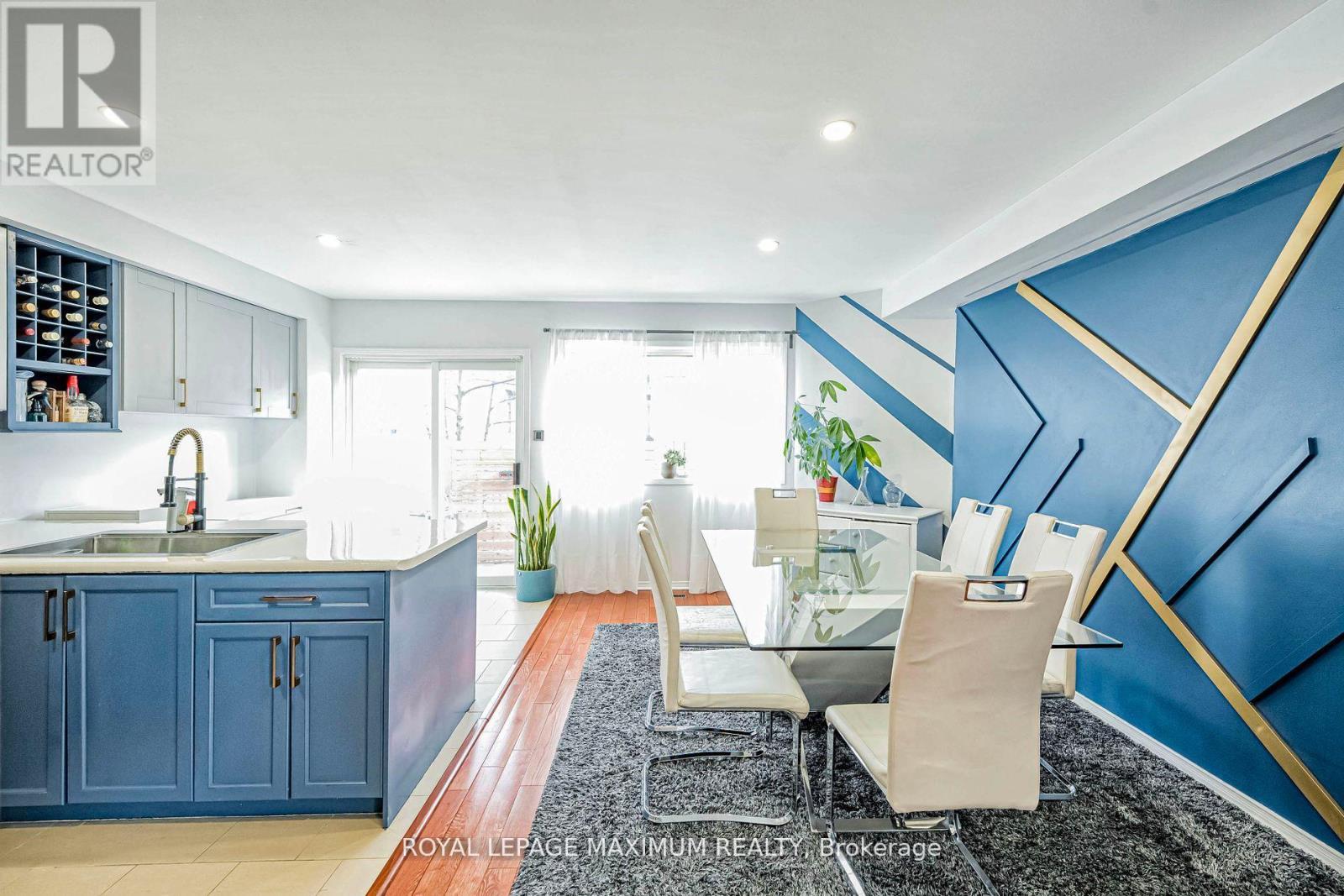












21 PIONEER AVENUE

,
Toronto,




Ontario
M6M5H8

