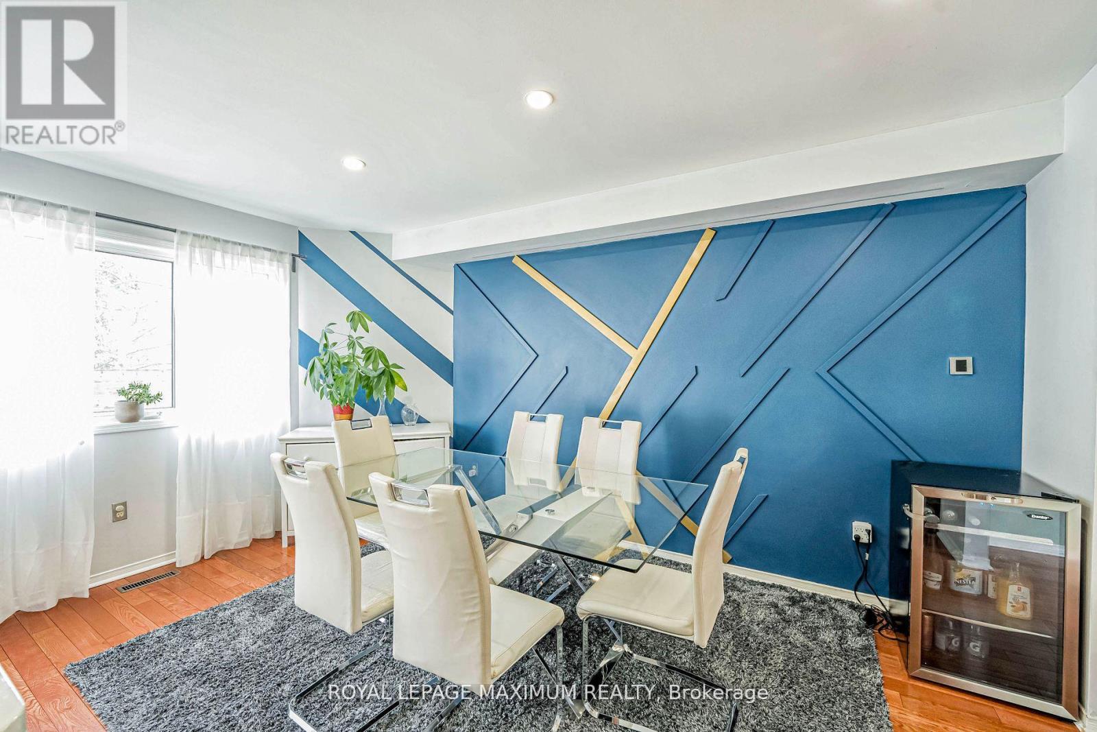 












21 PIONEER AVENUE

,
Toronto,




Ontario
M6M5H8

