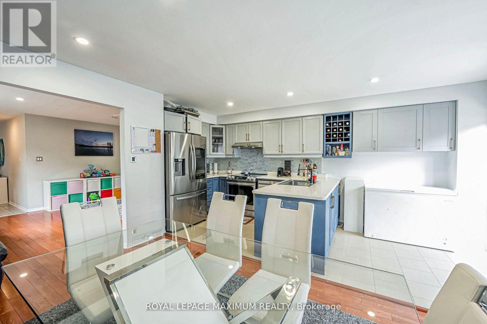 












21 PIONEER AVENUE

,
Toronto,




Ontario
M6M5H8

