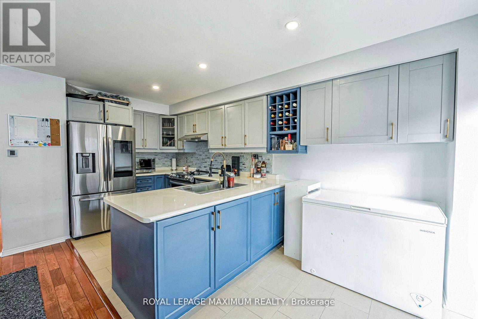 












21 PIONEER AVENUE

,
Toronto,




Ontario
M6M5H8

