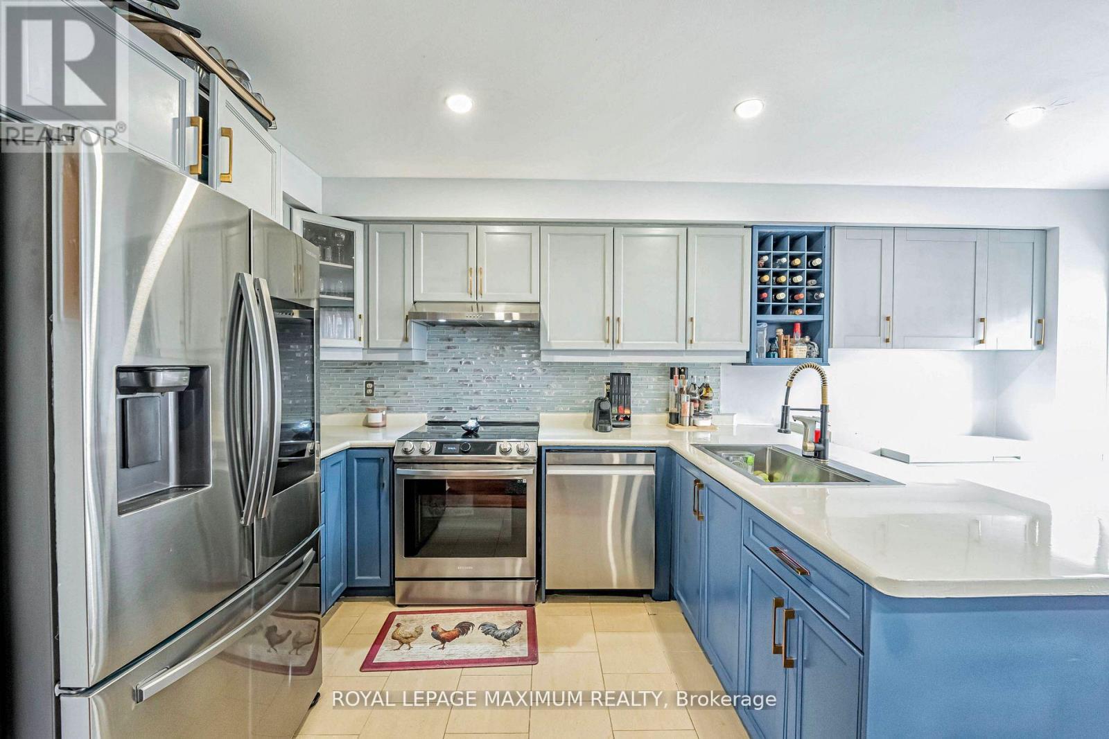 












21 PIONEER AVENUE

,
Toronto,




Ontario
M6M5H8

