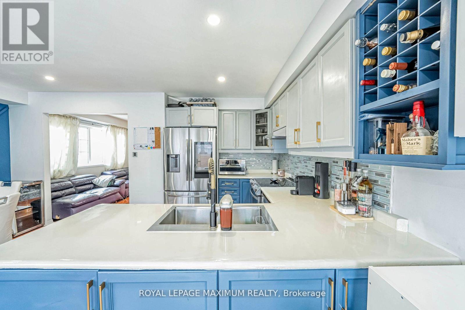 












21 PIONEER AVENUE

,
Toronto,




Ontario
M6M5H8

