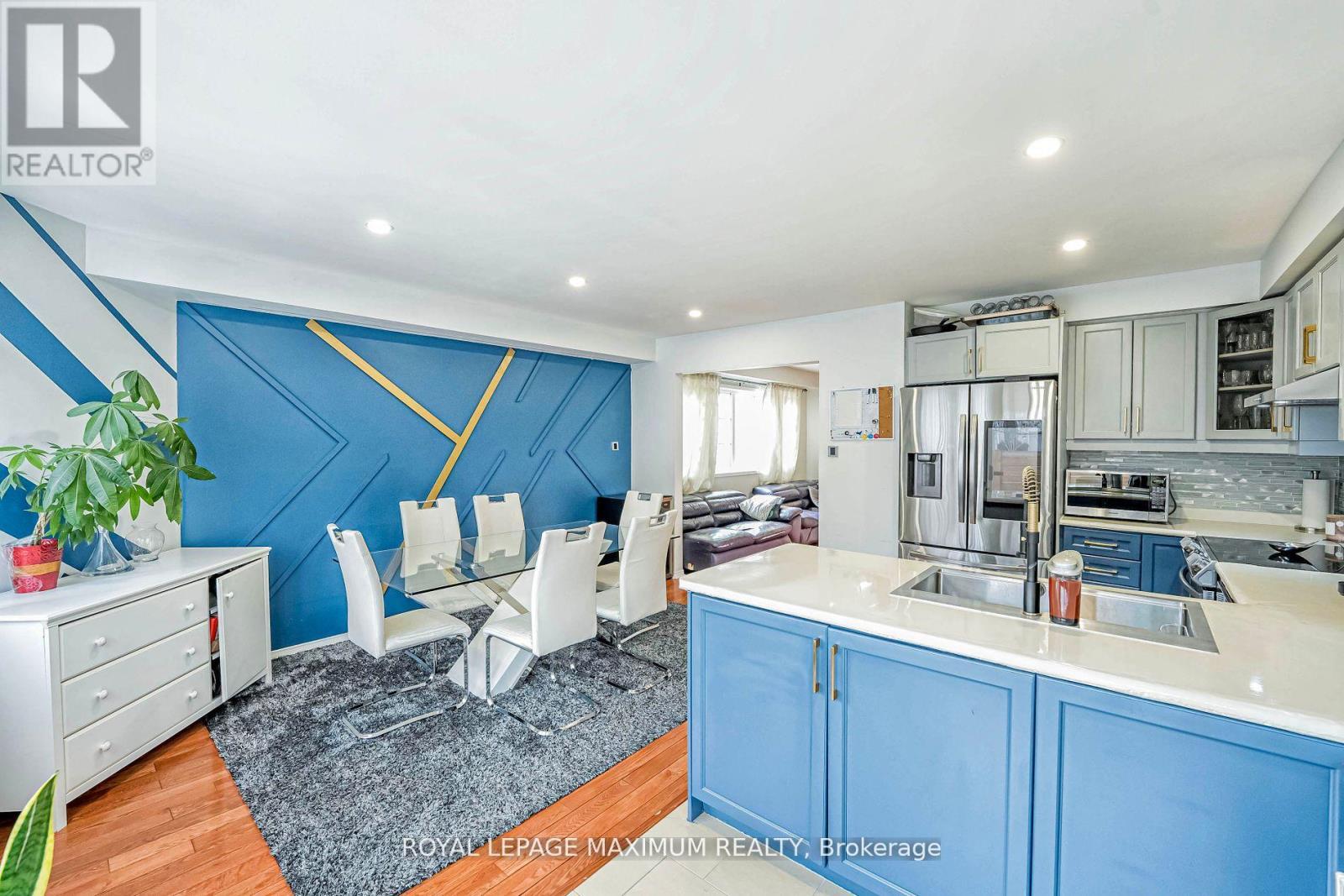 












21 PIONEER AVENUE

,
Toronto,




Ontario
M6M5H8

