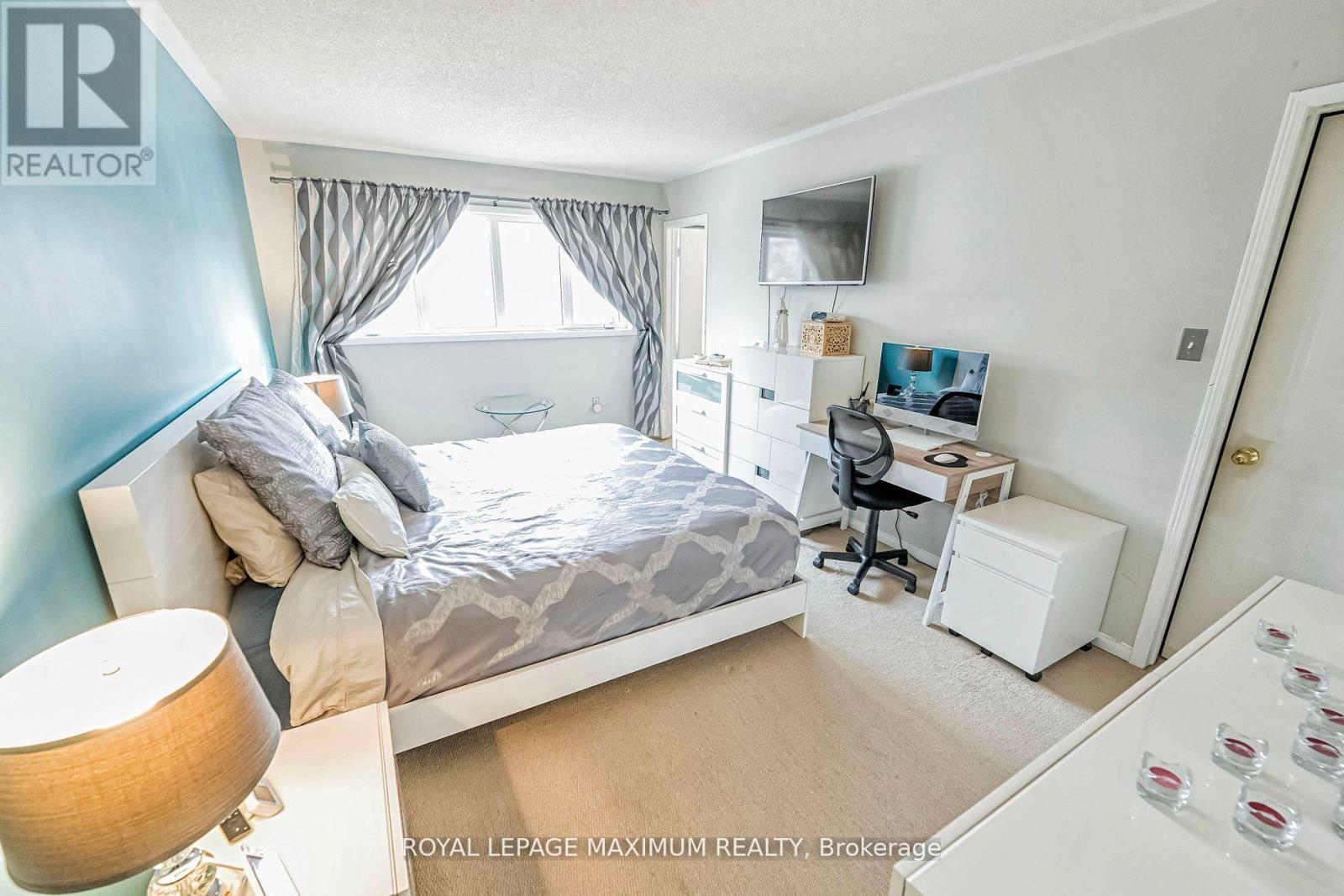 












21 PIONEER AVENUE

,
Toronto,




Ontario
M6M5H8

