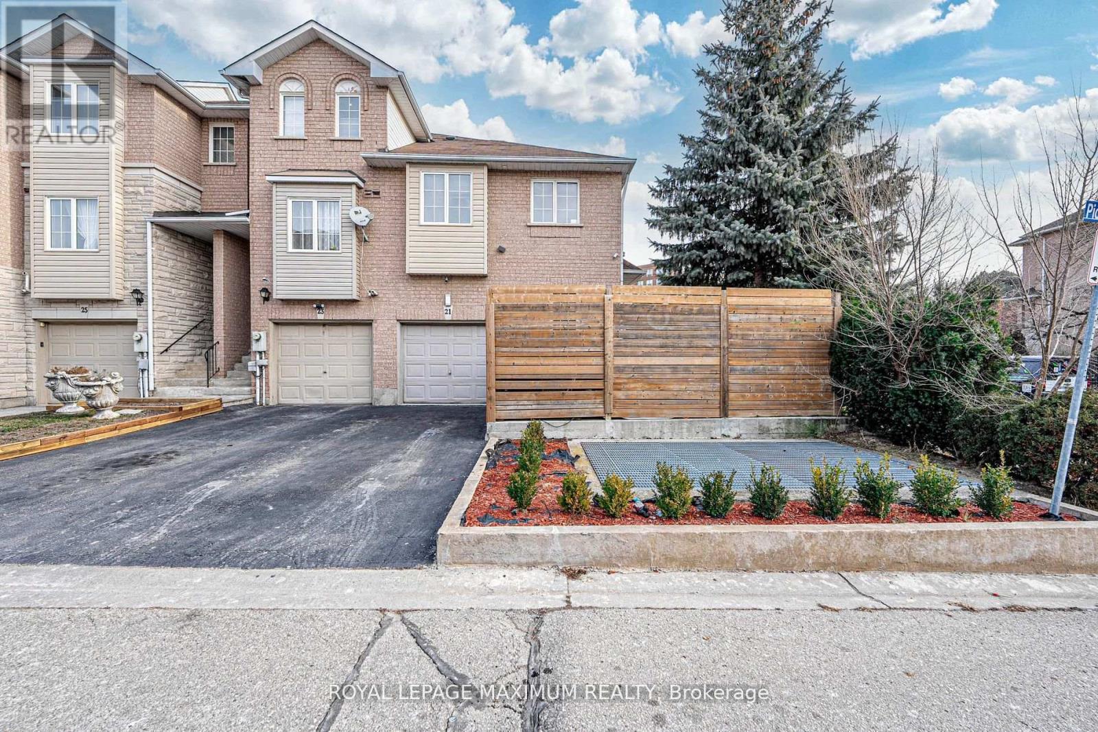












21 PIONEER AVENUE

,
Toronto,




Ontario
M6M5H8

