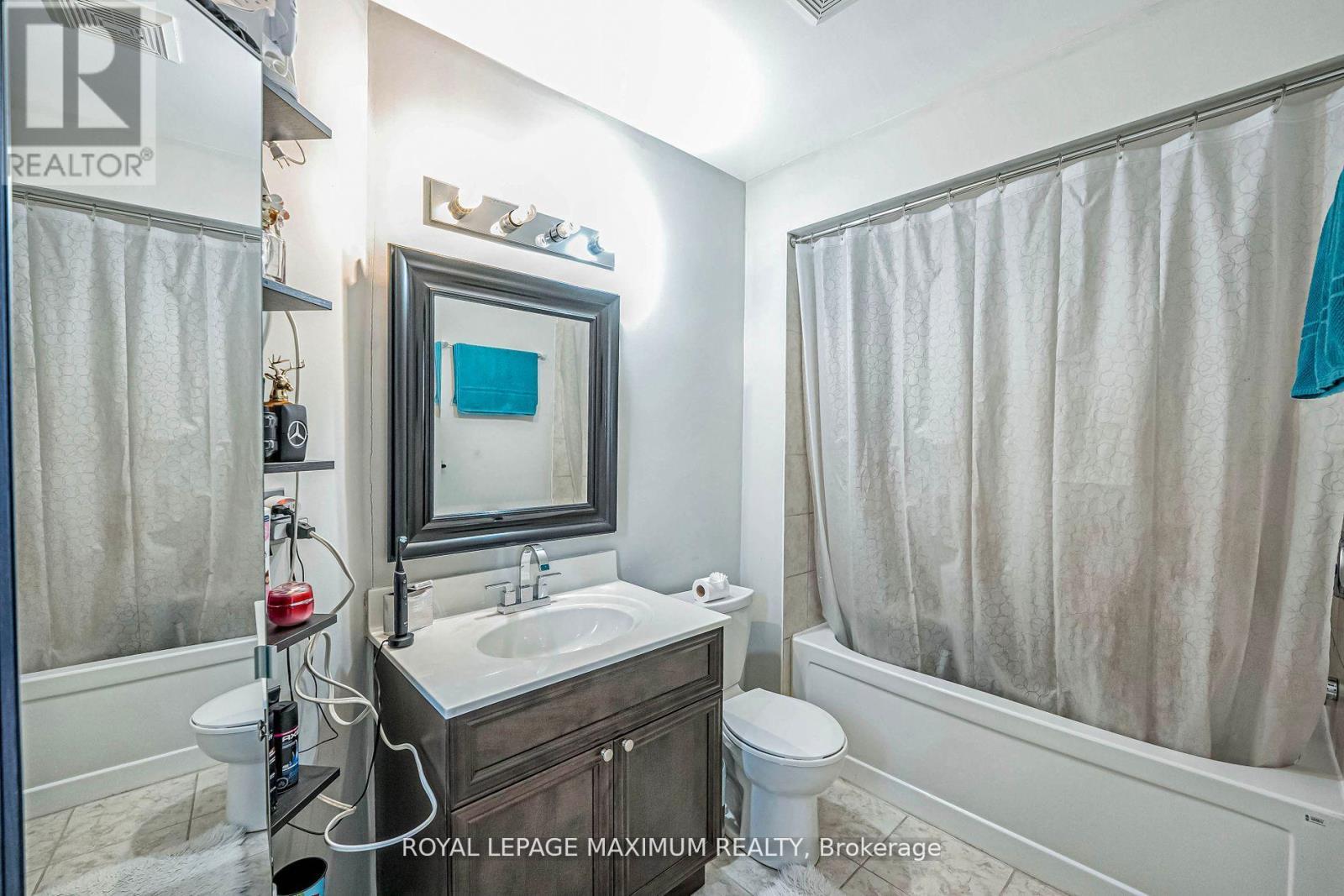 












21 PIONEER AVENUE

,
Toronto,




Ontario
M6M5H8

