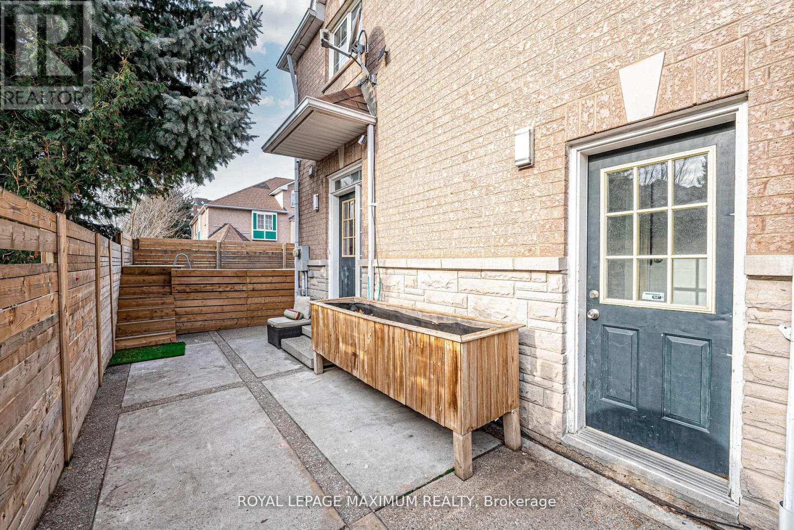 












21 PIONEER AVENUE

,
Toronto,




Ontario
M6M5H8

