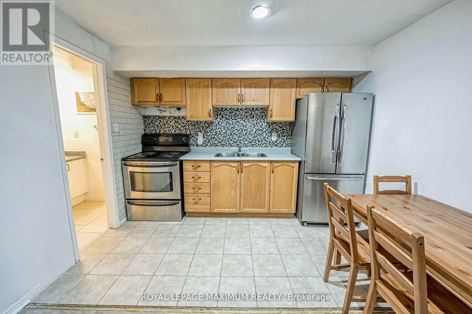 












21 PIONEER AVENUE

,
Toronto,




Ontario
M6M5H8


