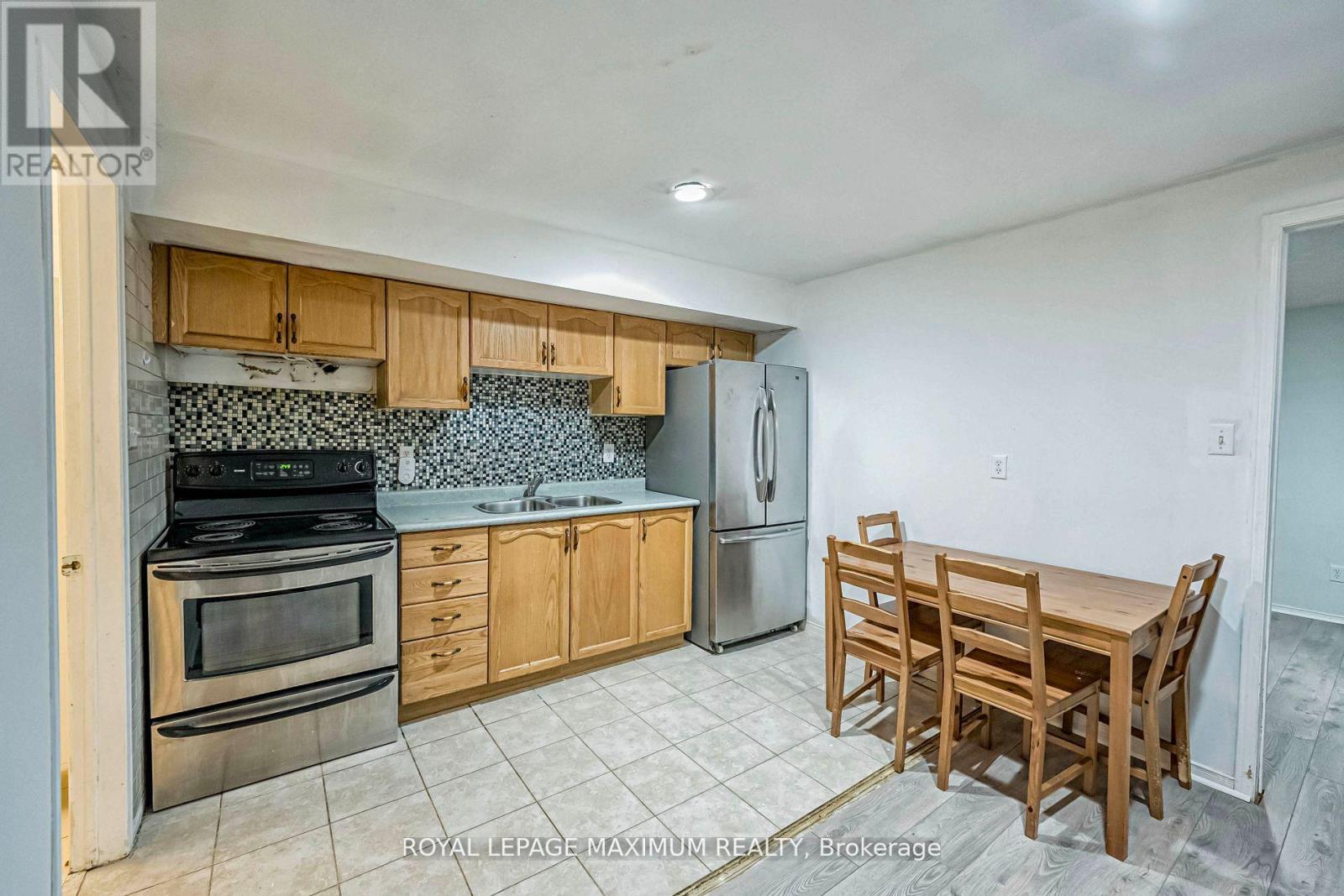 












21 PIONEER AVENUE

,
Toronto,




Ontario
M6M5H8

