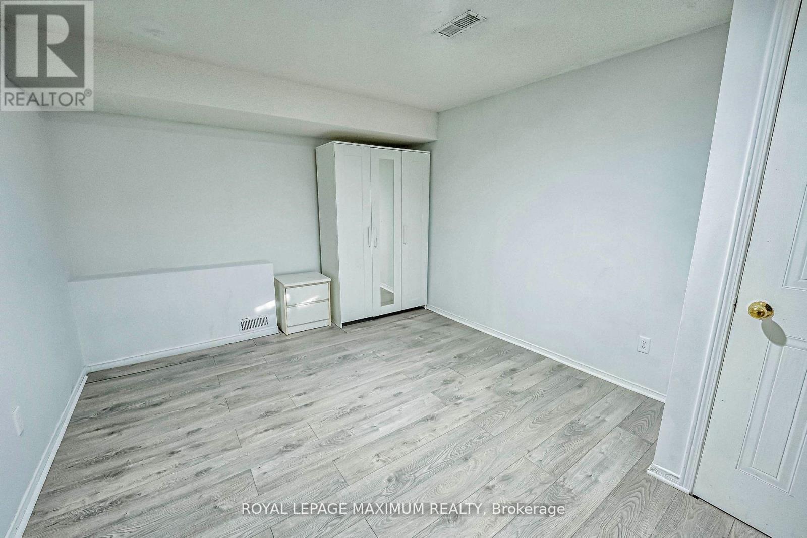 












21 PIONEER AVENUE

,
Toronto,




Ontario
M6M5H8

