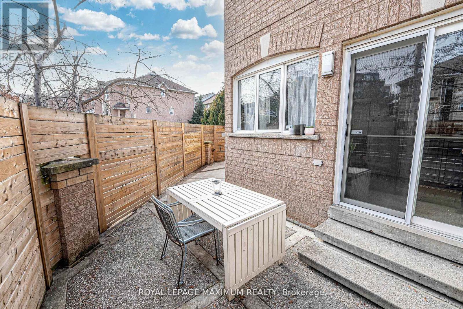 












21 PIONEER AVENUE

,
Toronto,




Ontario
M6M5H8

