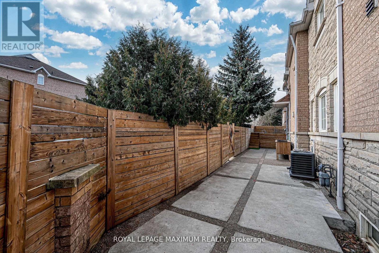 












21 PIONEER AVENUE

,
Toronto,




Ontario
M6M5H8

