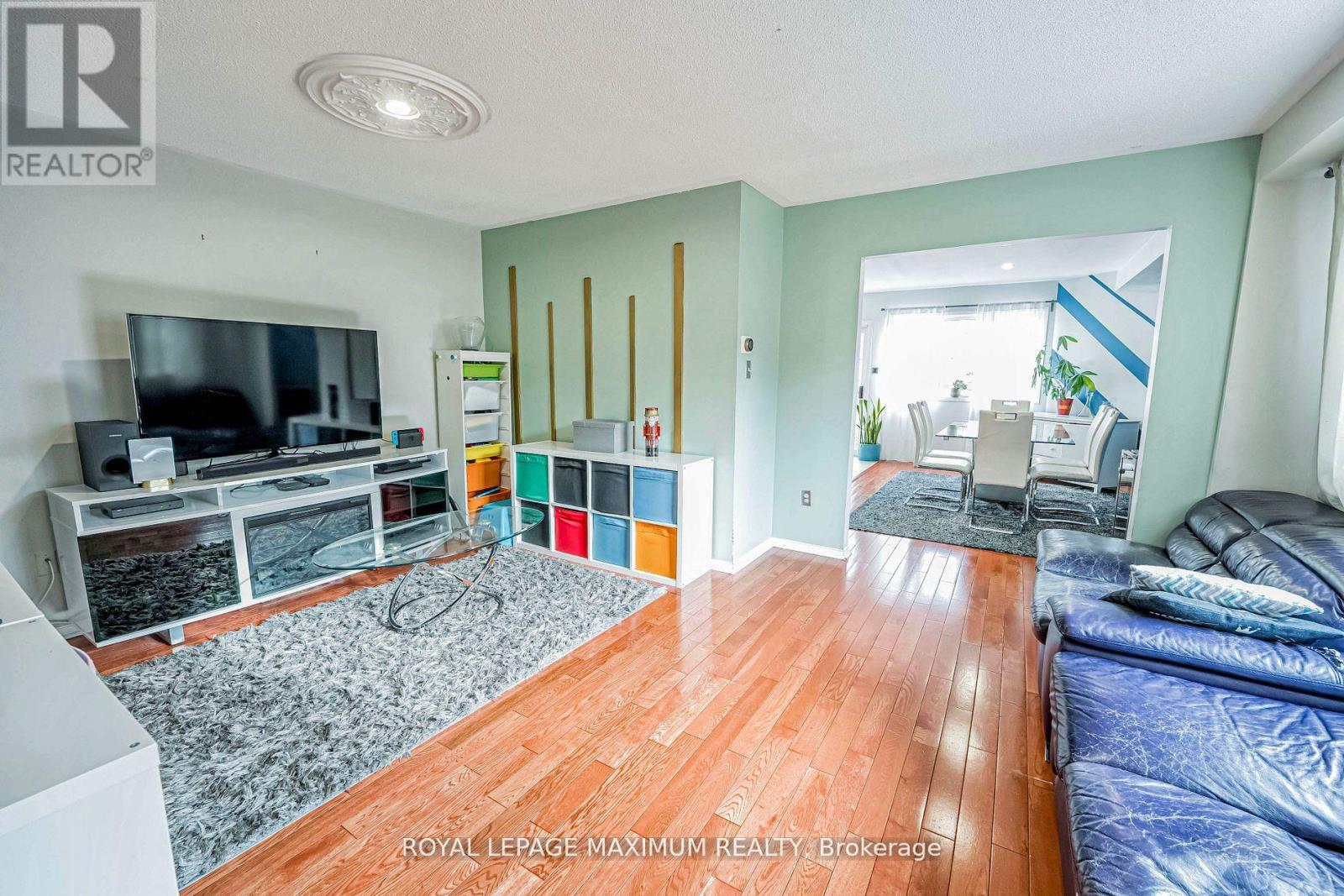 












21 PIONEER AVENUE

,
Toronto,




Ontario
M6M5H8

