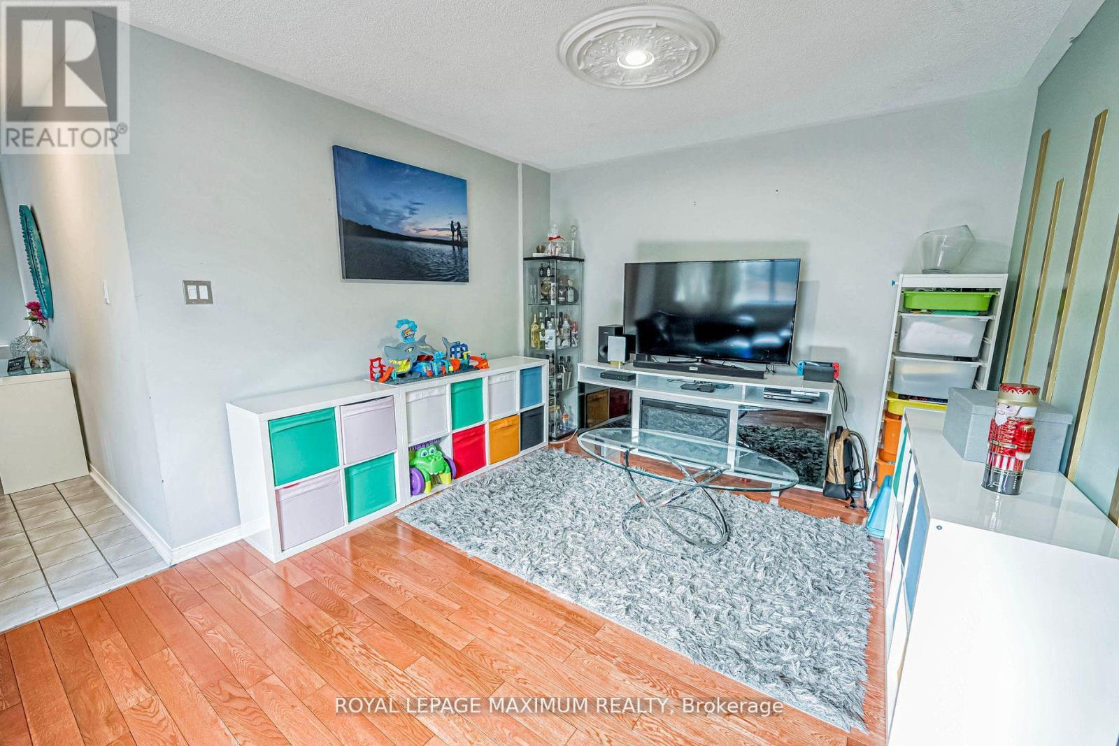 












21 PIONEER AVENUE

,
Toronto,




Ontario
M6M5H8

