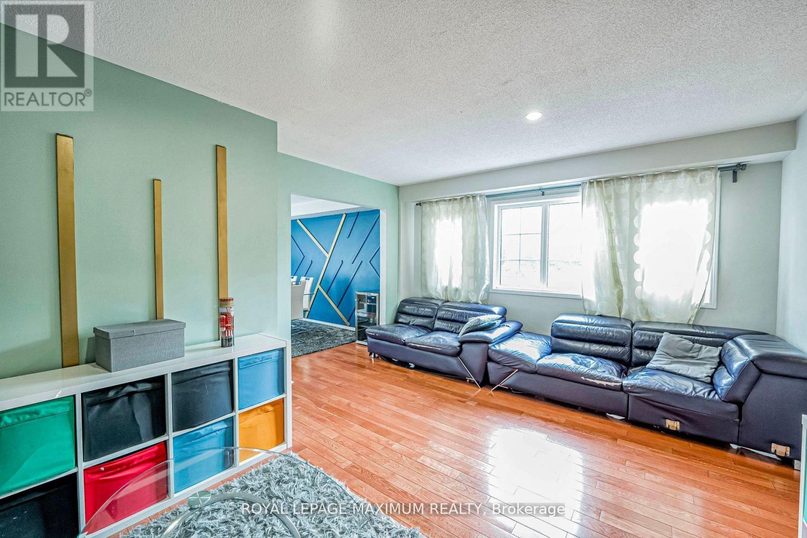 












21 PIONEER AVENUE

,
Toronto,




Ontario
M6M5H8

