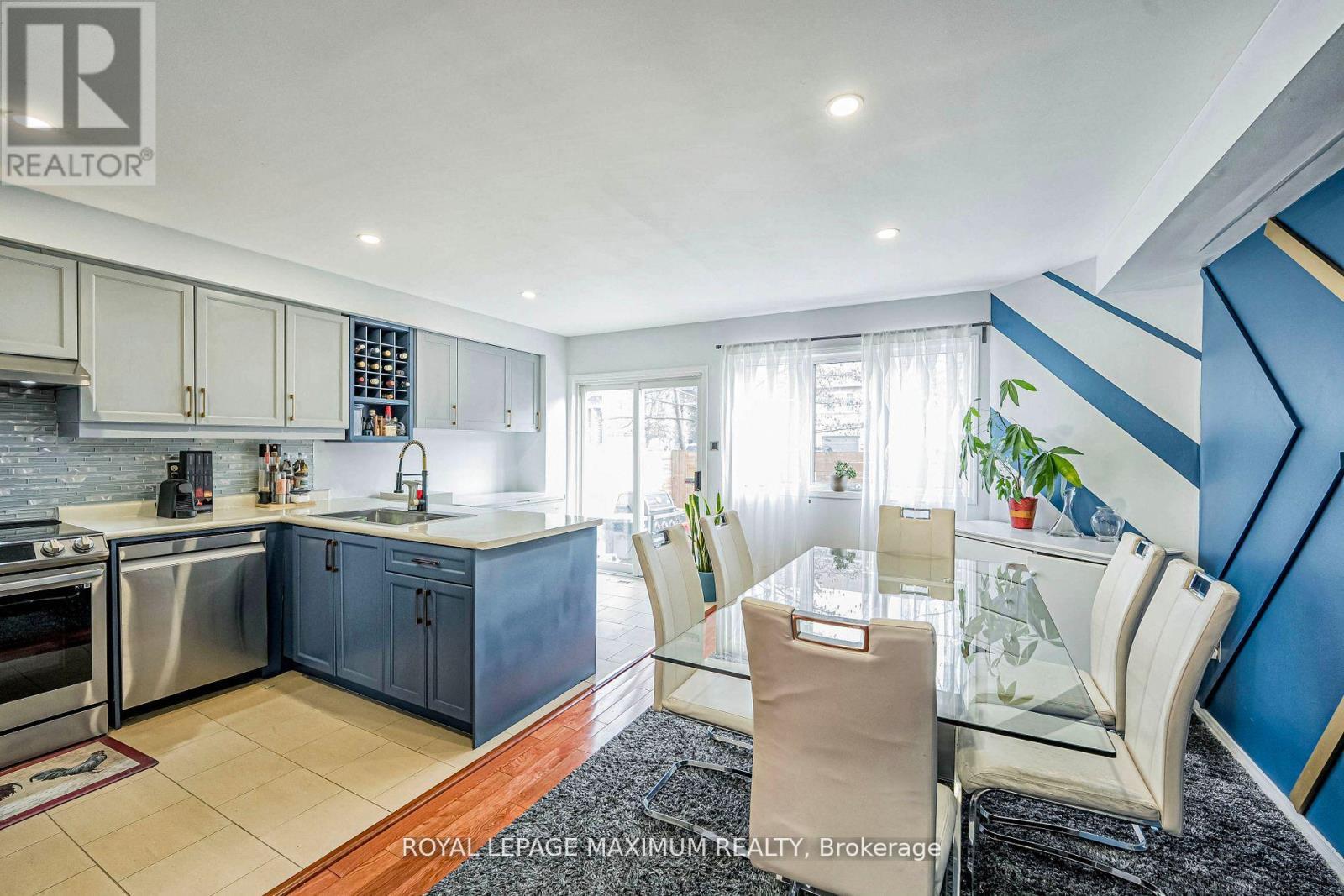 












21 PIONEER AVENUE

,
Toronto,




Ontario
M6M5H8


