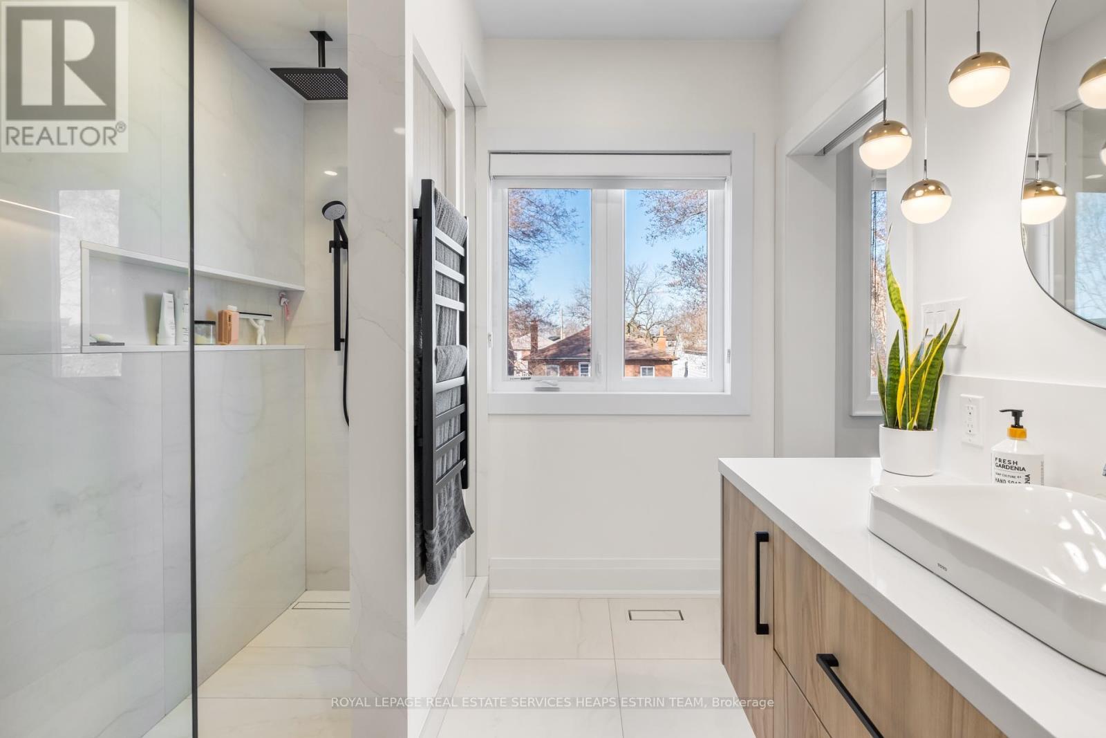 












56 ST HUBERT AVENUE

,
Toronto,




Ontario
M4J3Z3

