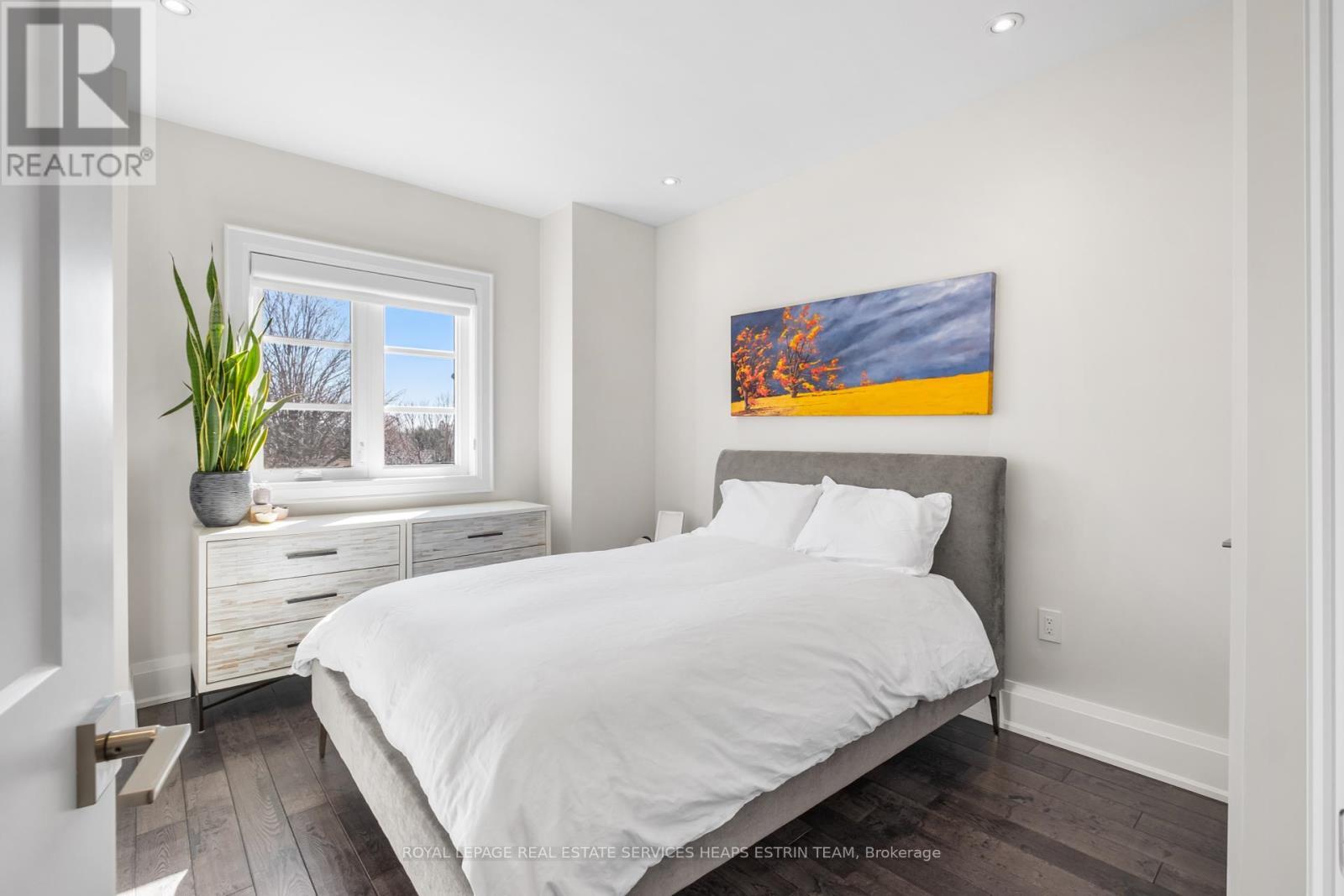 












56 ST HUBERT AVENUE

,
Toronto,




Ontario
M4J3Z3

