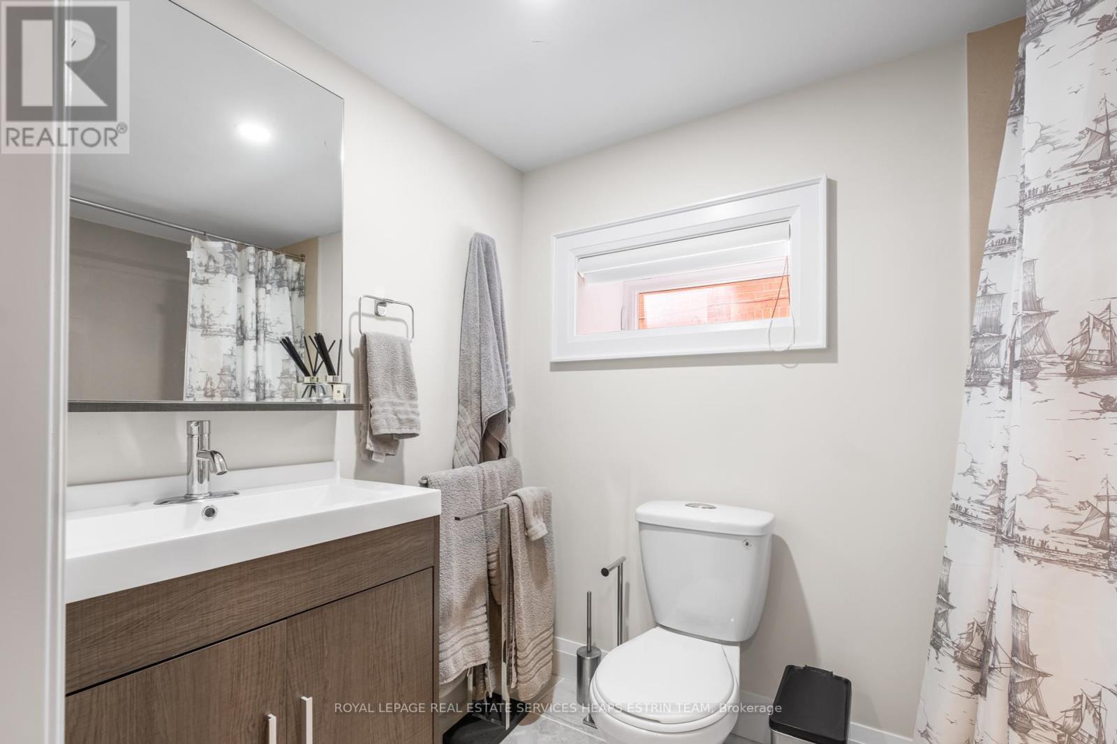 












56 ST HUBERT AVENUE

,
Toronto,




Ontario
M4J3Z3

