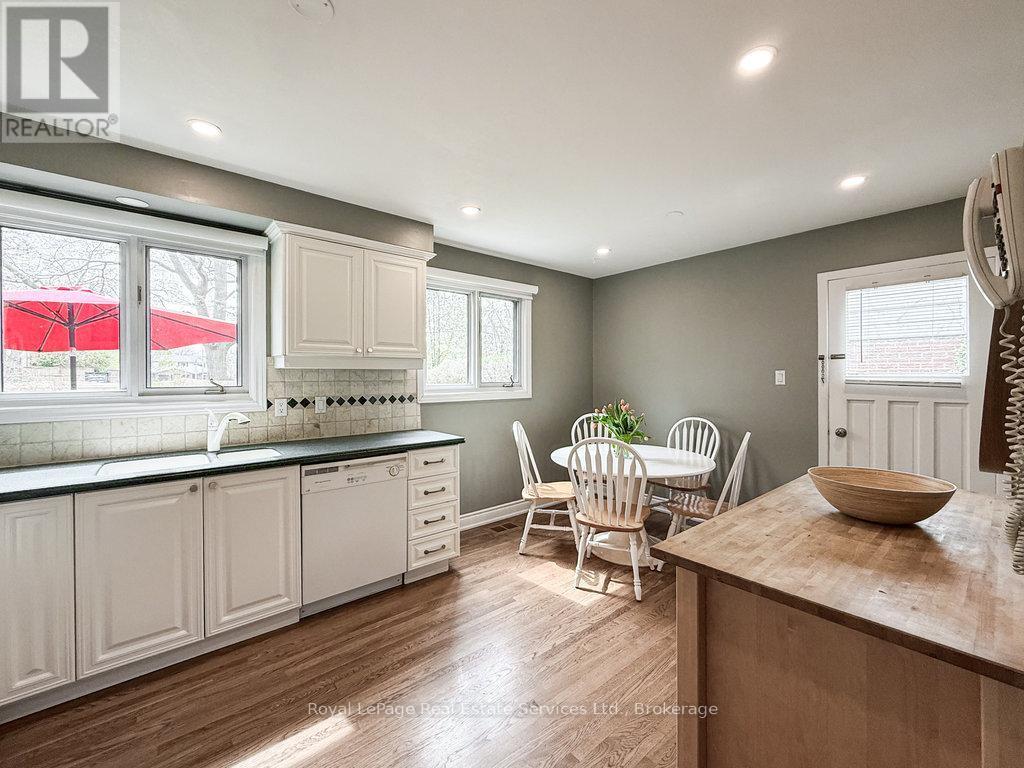 












2086 THORNLEA DRIVE

,
Oakville (BR Bronte),




Ontario
L6L1K6

