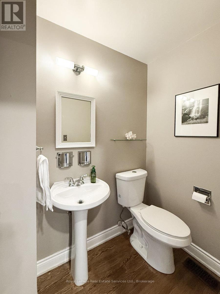 












2086 THORNLEA DRIVE

,
Oakville (BR Bronte),




Ontario
L6L1K6

