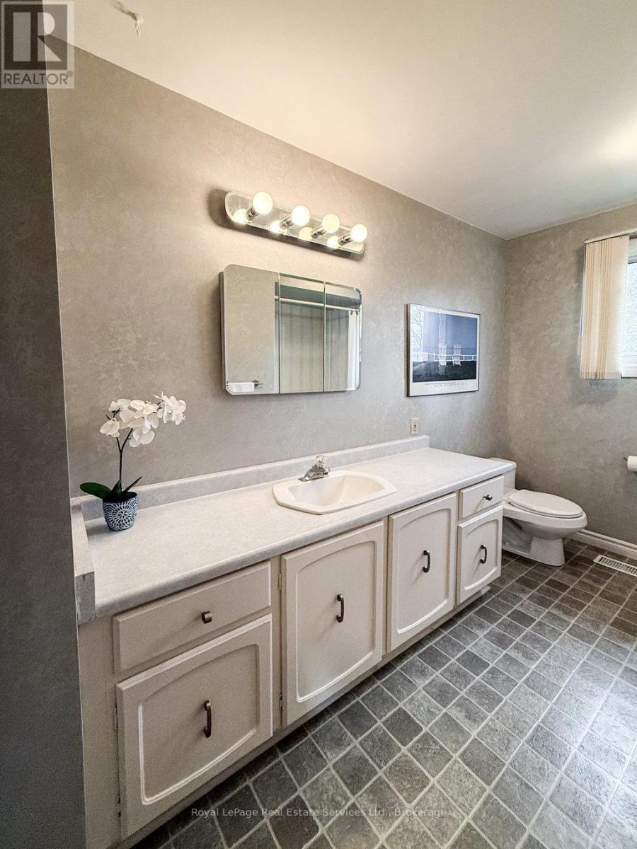 












2086 THORNLEA DRIVE

,
Oakville (BR Bronte),




Ontario
L6L1K6

