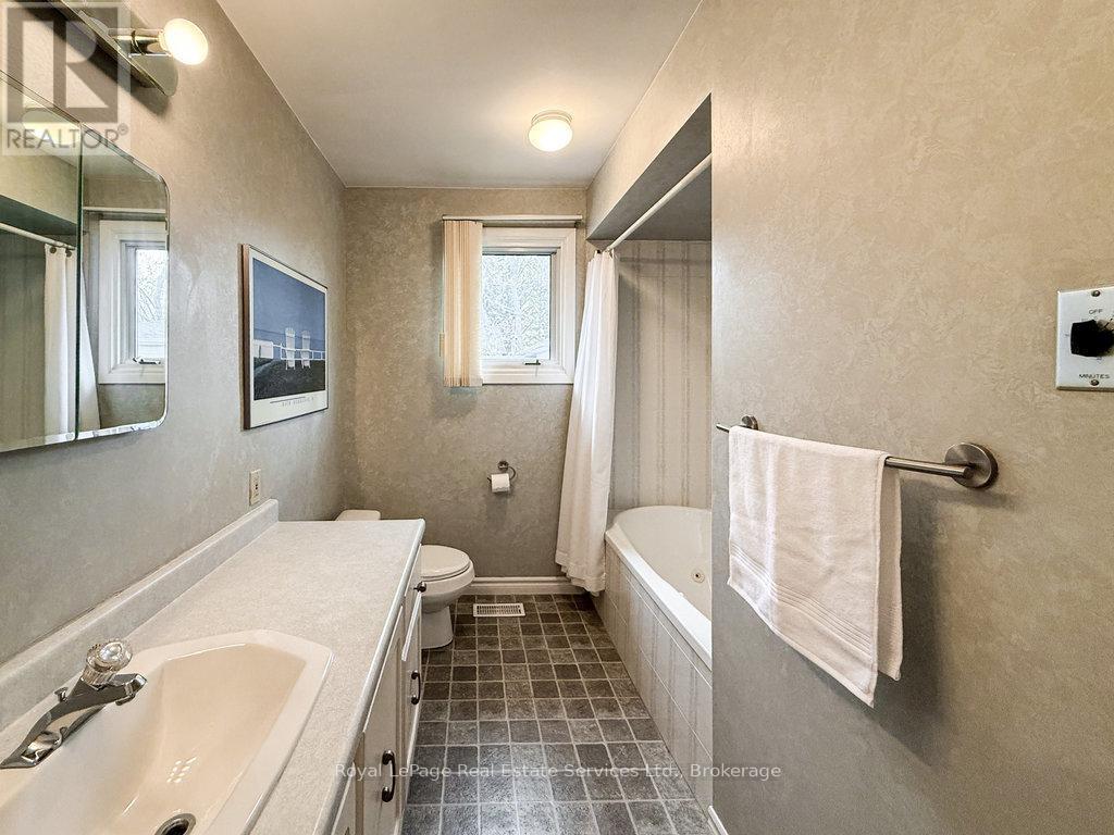 












2086 THORNLEA DRIVE

,
Oakville (BR Bronte),




Ontario
L6L1K6

