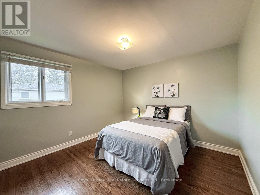 












2086 THORNLEA DRIVE

,
Oakville (BR Bronte),




Ontario
L6L1K6

