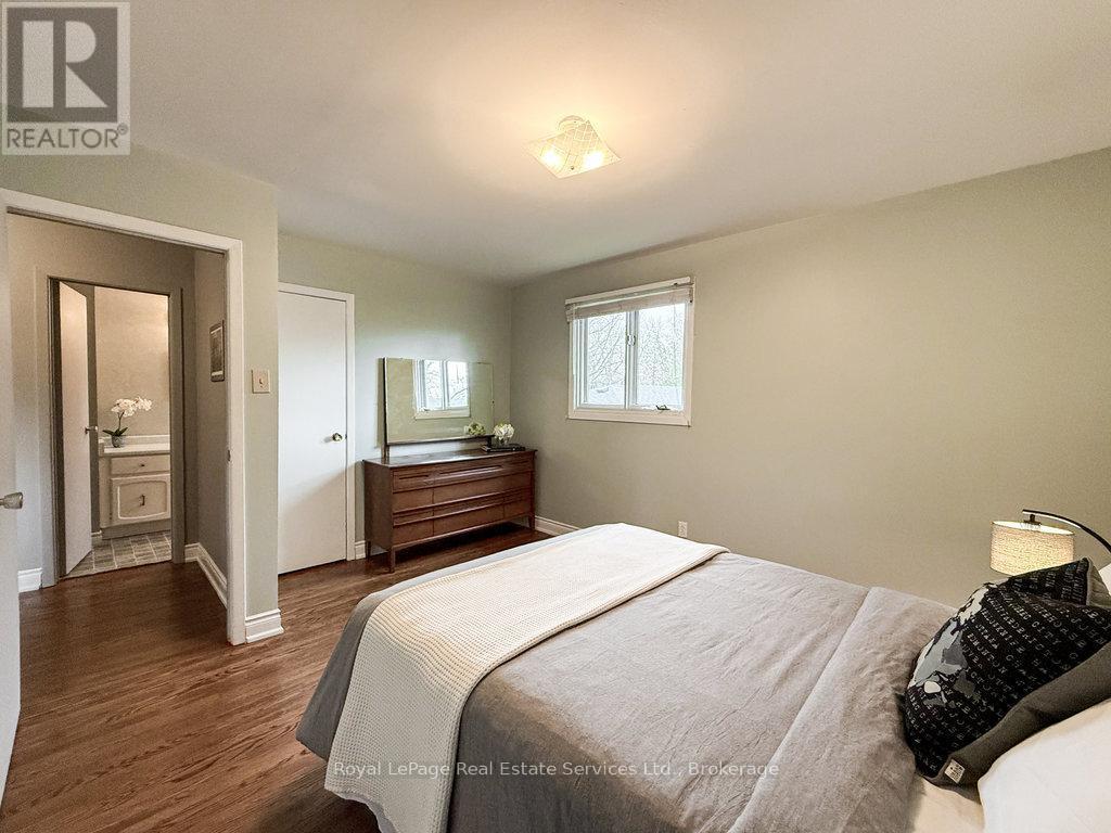 












2086 THORNLEA DRIVE

,
Oakville (BR Bronte),




Ontario
L6L1K6

