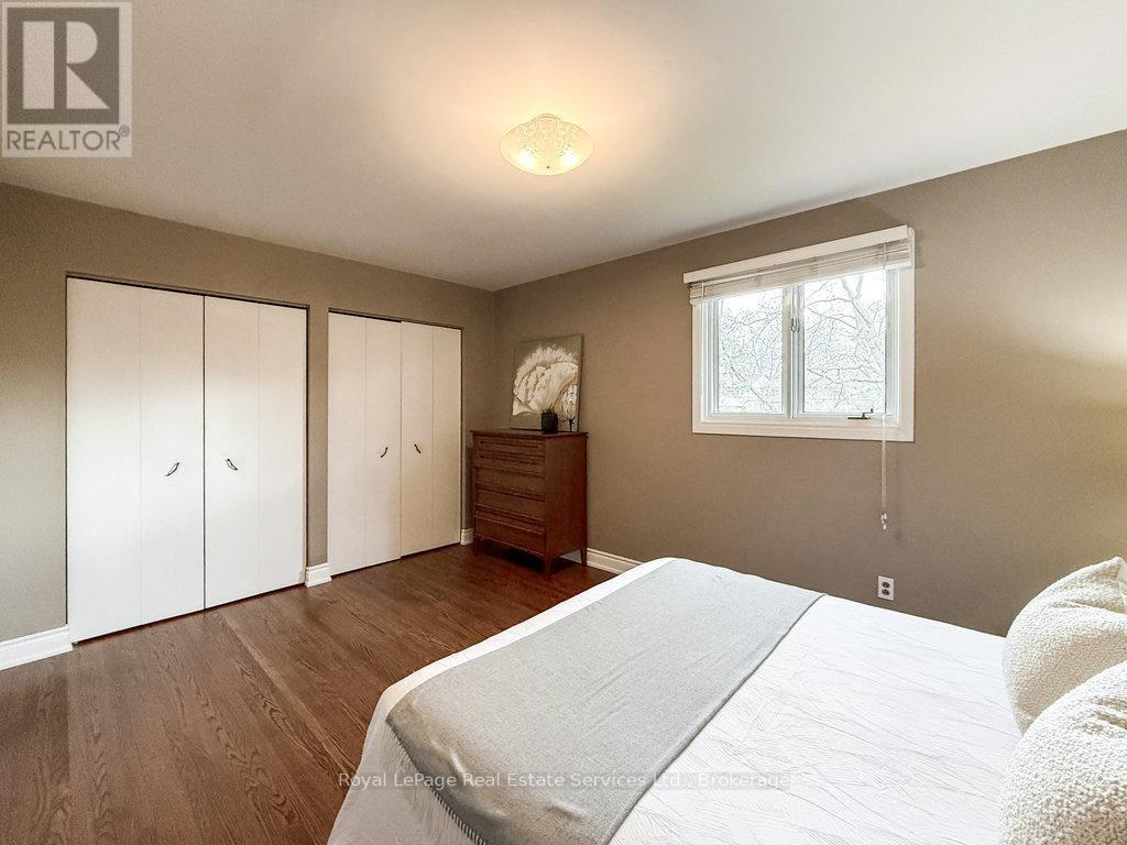 












2086 THORNLEA DRIVE

,
Oakville (BR Bronte),




Ontario
L6L1K6

