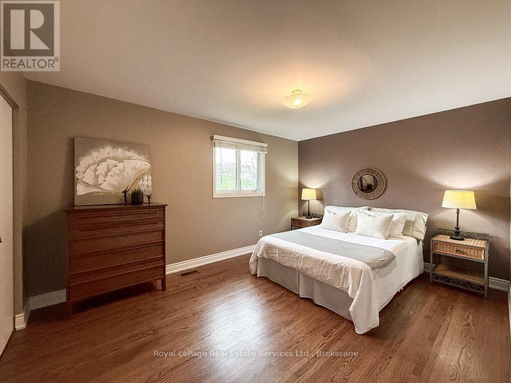 












2086 THORNLEA DRIVE

,
Oakville (BR Bronte),




Ontario
L6L1K6

