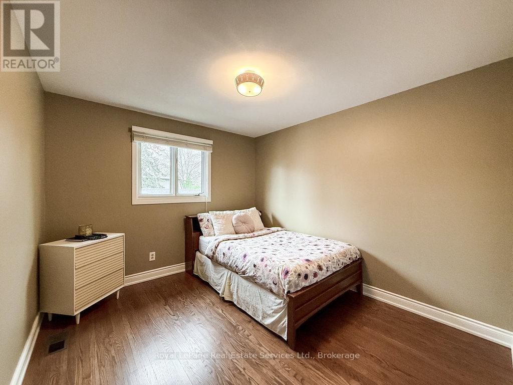












2086 THORNLEA DRIVE

,
Oakville (BR Bronte),




Ontario
L6L1K6

