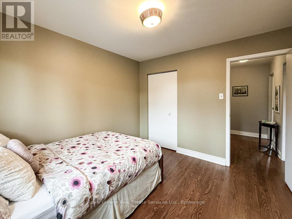 












2086 THORNLEA DRIVE

,
Oakville (BR Bronte),




Ontario
L6L1K6

