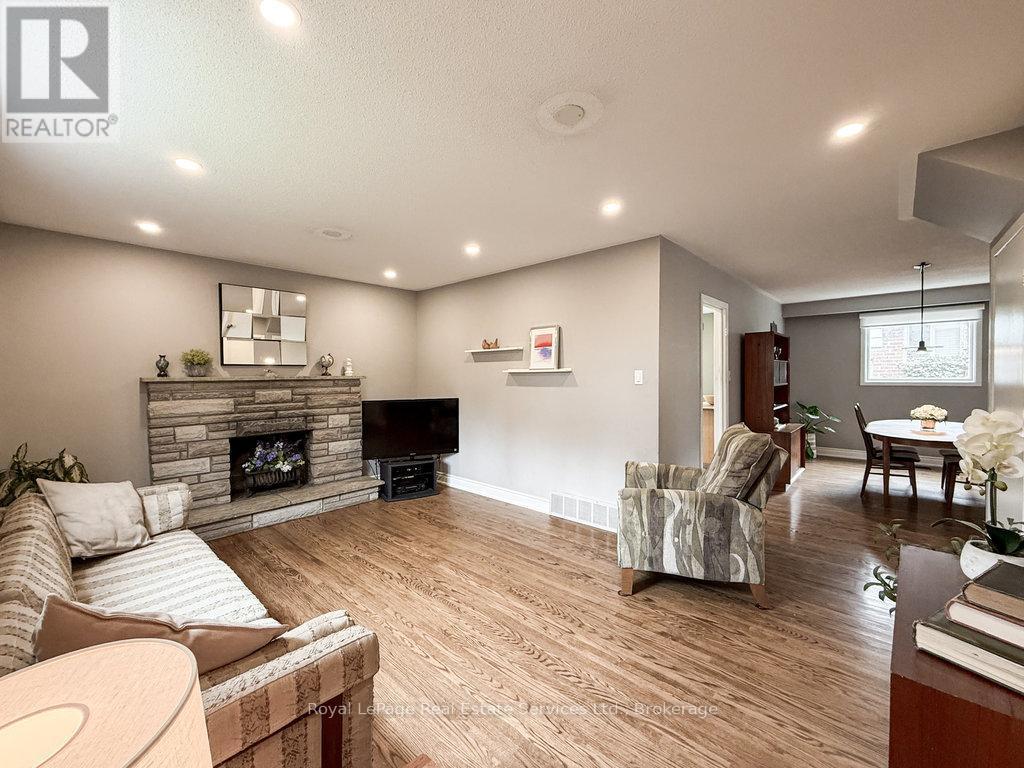 












2086 THORNLEA DRIVE

,
Oakville (BR Bronte),




Ontario
L6L1K6

