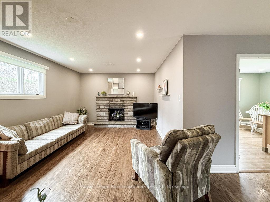 












2086 THORNLEA DRIVE

,
Oakville (BR Bronte),




Ontario
L6L1K6

