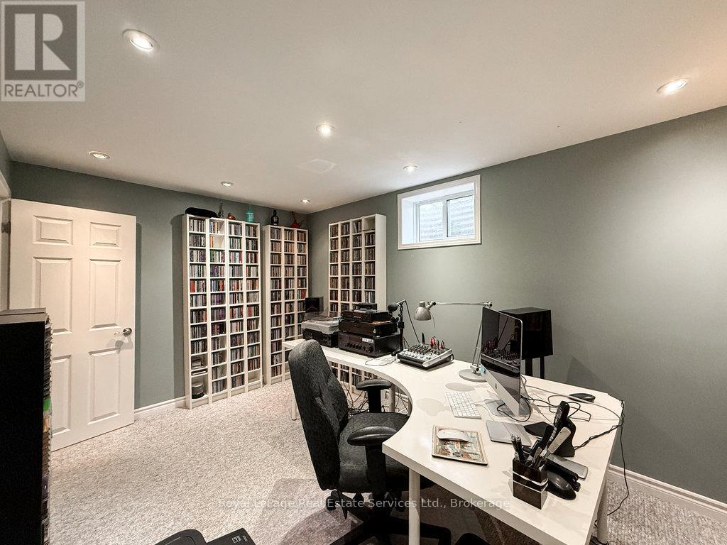 












2086 THORNLEA DRIVE

,
Oakville (BR Bronte),




Ontario
L6L1K6

