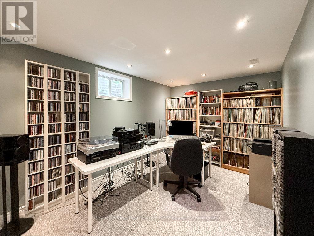 












2086 THORNLEA DRIVE

,
Oakville (BR Bronte),




Ontario
L6L1K6

