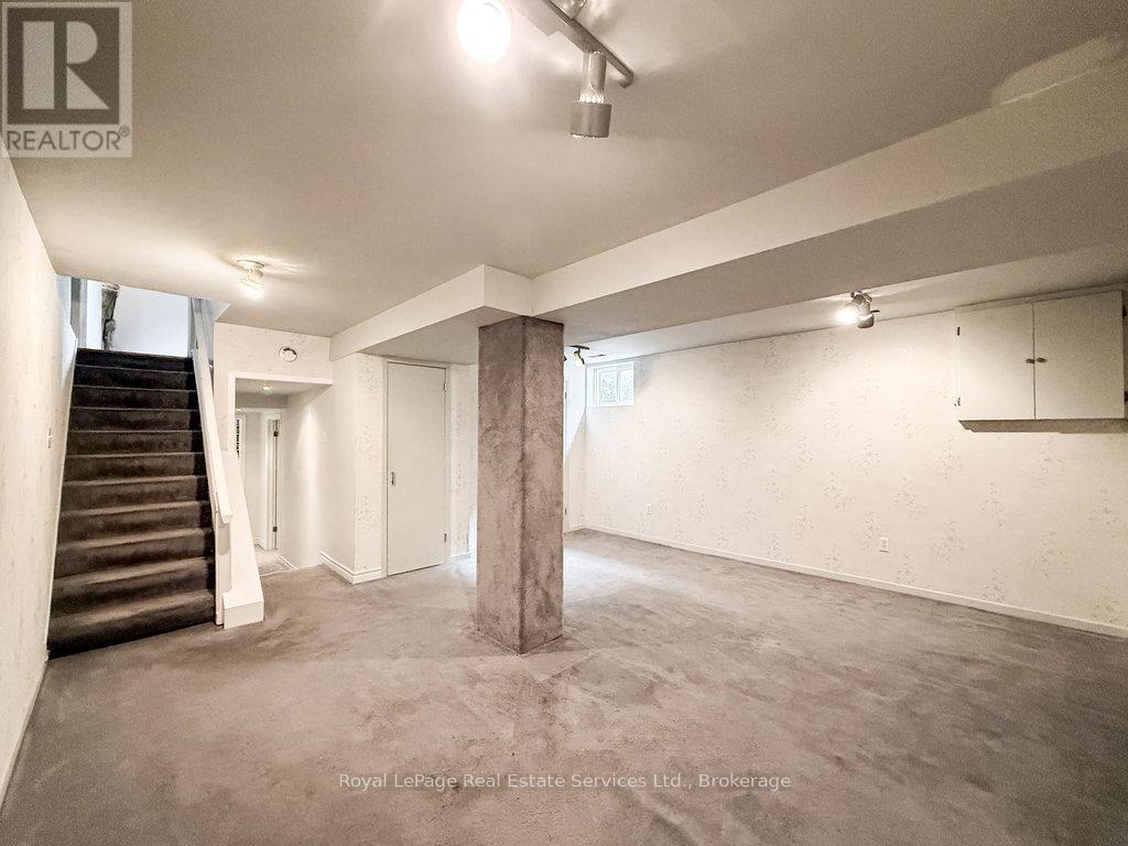 












2086 THORNLEA DRIVE

,
Oakville (BR Bronte),




Ontario
L6L1K6

